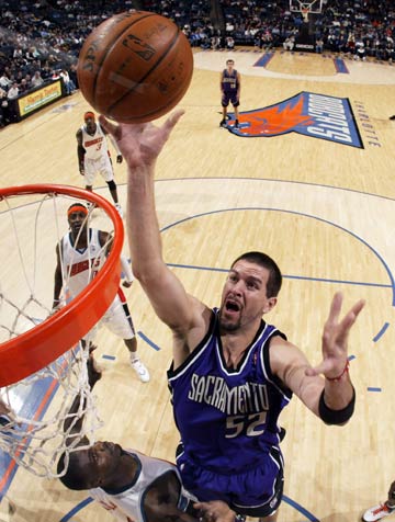 2025石家庄马拉松赛鸣枪开跑 3.5万名选手参赛3-30 20：31.